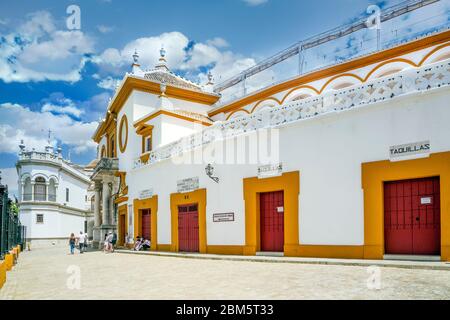 Berühmte, historische Stierkampfarena namens Plaza de Toros im Stadtzentrum von Sevilla, Andalusien, Spanien Stockfoto