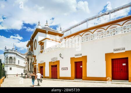 Berühmte, historische Stierkampfarena namens Plaza de Toros im Stadtzentrum von Sevilla, Andalusien, Spanien Stockfoto