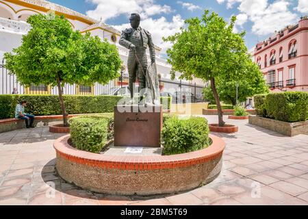 Statue des berühmten spanischen Stierkampfes bekannt als Curro Romero neben alten Stierkampfarena in Sevilla, Spanien Stockfoto