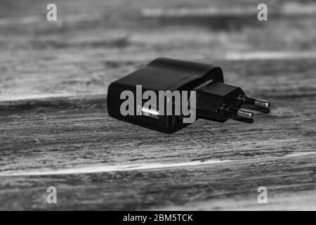 Schwarze Buchse Reiseladegerät für USB-Port-Ausgang. USB-Elektronik Gerät Ladegerät isoliert, Stockfoto