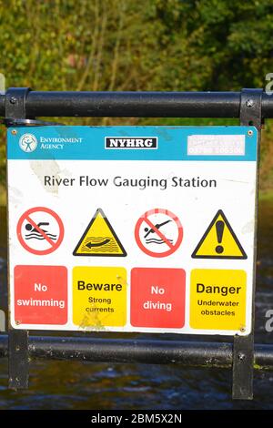 Umweltbehörde Warnschilder an Messstation kein Schwimmen, starke Strömung, kein Tauchen, Unterwasser Hindernisse, Fluss ure ripon yorkshire uk Stockfoto