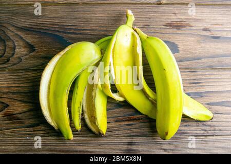 Schale von Banane auf einem Holztisch. Draufsicht, Nahaufnahme Stockfoto