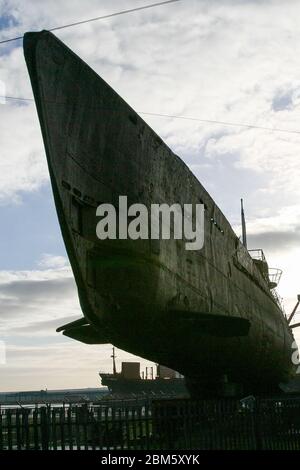 DATEI: 7. Mai 2020. Foto aufgenommen: Birkenhead, Großbritannien. Dezember 2005. Der Bogen der U 534 in Birkenheads West Float als Teil des Historischen Kriegsschiffsmuseums Quelle: Photographing North/Alamy Live News Stockfoto