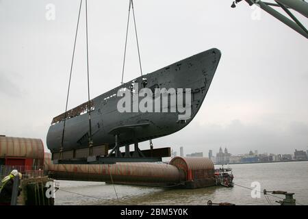 DATEI: 7. Mai 2020. Foto aufgenommen: Seacombe, Vereinigtes Königreich15. März 2008 Bogenabschnitt und Zentralabschnitt von U 534, die am Fährhafen Woodside an Land gebracht wurden Quelle: Photographing North/Alamy Live News Stockfoto