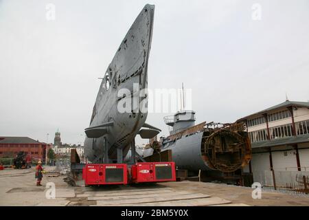DATEI: 7. Mai 2020. Foto aufgenommen: Birkenhead, Großbritannien 15. März 2008 Bogenabschnitt und Zentralabschnitt von U 534, die am Fährhafen Woodside an Land gebracht wurden Quelle: Photographing North/Alamy Live News Stockfoto
