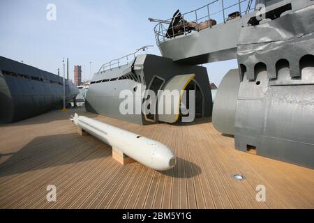 DATEI: 7. Mai 2020. Foto aufgenommen: Seacombe, Großbritannien. März 2009. T 11 Zaukonig Heimtorpedos sitzen neben dem Mittelabschnittedes U-Bootes Quelle: Photographing North/Alamy Live News Stockfoto