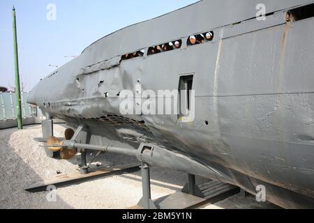 DATEI: 7. Mai 2020. Foto aufgenommen: Seacombe, Großbritannien. März 2009. Die Schäden am äußeren Rumpf durch die Tiefenladung von der Liberator, die den Druck Rumpf beschädigt und überflutete den hinteren Torpedo Raum verursacht. Quelle: Photographing North/Alamy Live News Stockfoto