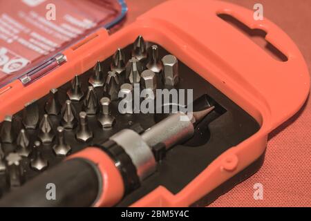 Nahaufnahme des austauschbaren Schraubendrehersatz mit verschiedenen Arten von Metallstahlköpfen und -Bits. Stockfoto