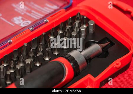 Nahaufnahme des austauschbaren Schraubendrehersatz mit verschiedenen Arten von Metallstahlköpfen und -Bits. Stockfoto