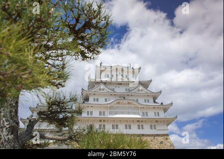 Himeji Castle ist auch bekannt als der Weiße Reiher (Shirasagijo) wegen seiner anmutigen Erscheinung, ist ein Weltkulturerbe und ein nationaler Schatz. Stockfoto