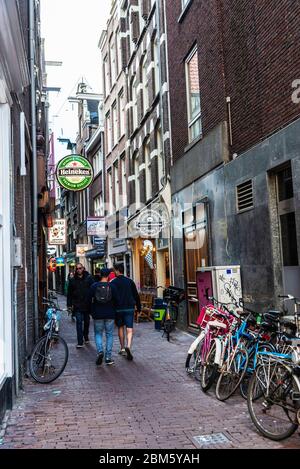 Amsterdam, Niederlande - 7. September 2018: Straße mit Bar, Restaurants und Menschen in der Altstadt von Amsterdam, Niederlande Stockfoto