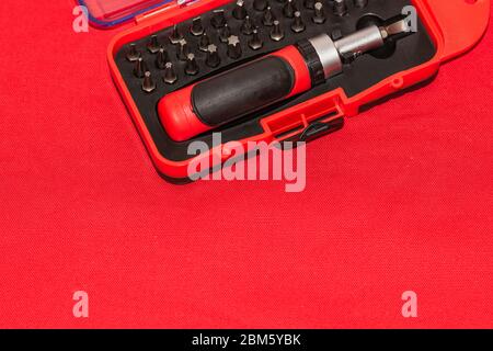 Nahaufnahme des austauschbaren Schraubendrehersatz mit verschiedenen Arten von Metallstahlköpfen und -Bits. Stockfoto