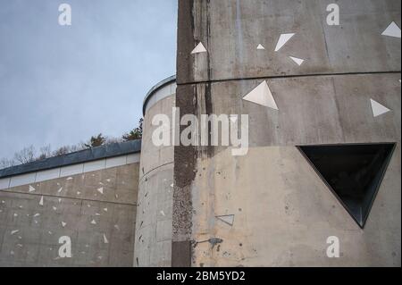 Moderne Architektur, Shiga Kogen Römisches Museum, Yamanouchi-machi, Japan. Dekorativer, strukturierter Beton mit farbigem, dreieckigem Glas Stockfoto