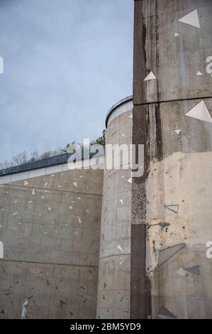 Moderne Architektur, Shiga Kogen Römisches Museum, Yamanouchi-machi, Japan. Dekorativer, strukturierter Beton mit farbigem, dreieckigem Glas Stockfoto