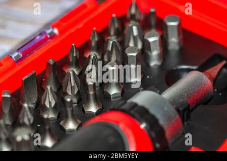 Nahaufnahme des austauschbaren Schraubendrehersatz mit verschiedenen Arten von Metallstahlköpfen und -Bits. Stockfoto