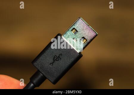 Nahaufnahme des schwarzen USB-Kabels isoliert, Kabel USB-Anschluss. Stockfoto