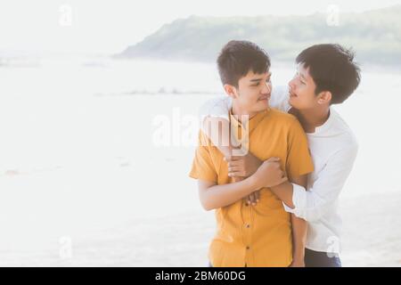 Homosexuell Porträt junge asiatische Paar stehend Umarmung zusammen am Strand im Sommer, asien Homosexuell gehen Tourismus für Freizeit und entspannen Sie mit romantisch und happin Stockfoto