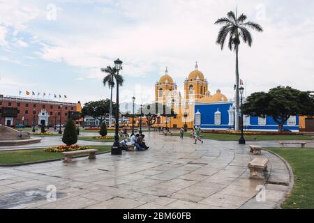 Trujillo, Peru; 5. März 2011: Gesamtansicht der Plaza de Armas in Trujillo. Im Hintergrund die Kathedrale Stockfoto