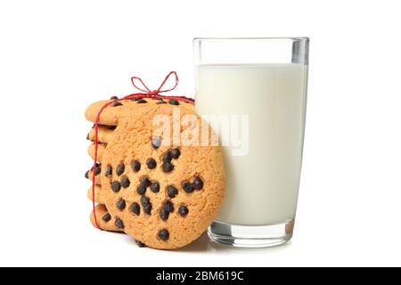 Glas Milch und Schokoladenkekse auf weißem Hintergrund isoliert Stockfoto