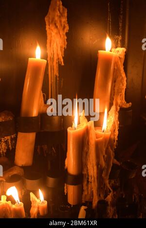 Votivkerzen brennen auf einem Scheiterhaufen vor der Erscheinungskapelle in Fatima, Portugal Stockfoto