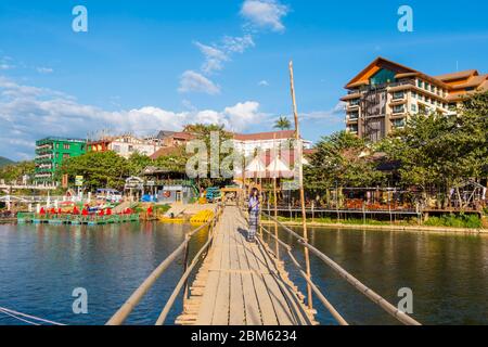 Fußgängerbrücke, über Nam Song, Song River, Vang Vieng, Laos Stockfoto