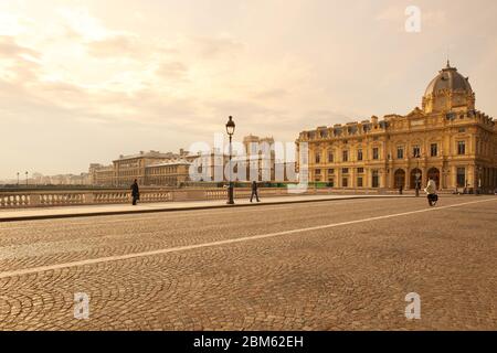 Ile de la Cite, Paris, Frankreich - Pont Au Change Brücke und Stadtbild von Paris am frühen Morgen. Stockfoto