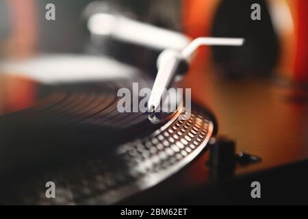 DJ Plattenspieler Nadel auf Vinyl Schallplatte Disc.Old analoge Disc Jockey Turn Table Player Gerät close up.Spherical Nadel zum Kratzen von Schallplatten auf Hip Hop Stockfoto