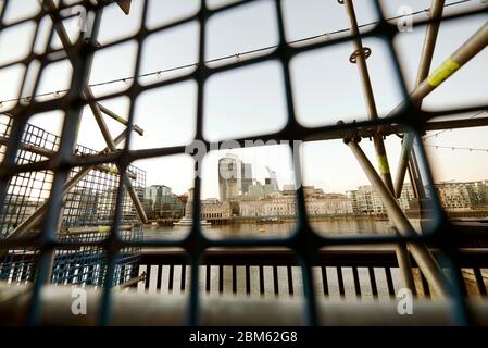 London bei der Sperrung. Die Bürogebäude der Unternehmen sind aufgrund einer Pandemie monatelang geschlossen. April 2020 Stockfoto