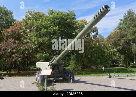 Wologda, Russland - 20. August 2019: Langfeldgewehr Hyazinth-B 2A36 152 mm im Siegespark der Stadt Wologda Stockfoto