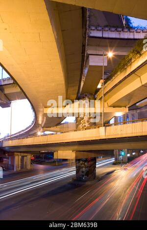 Erhöhte Autobahnen an der Kreuzung von Yan Road und Chongging, Shanghai, China, Asien Stockfoto