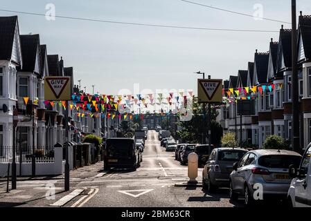 Farbige Ammer hingen über Westborough Road, Westcliff on Sea, Southend, Essex, als Vorbereitung für VE Day 75. Jahrestag Straßenfest Feiern Stockfoto