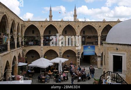 Nikosia, Zypern - 12. Februar 2020: Besucher genießen ihr Mittagessen im Großen Gasthaus - Buyuk Han - einer ehemaligen Karawanserei im Norden von Nikosia, Zypern Stockfoto