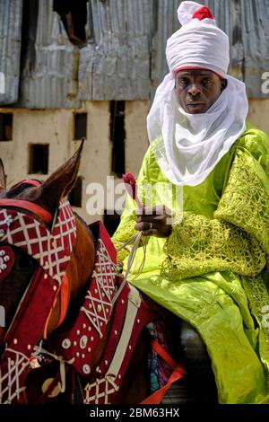 Ilorin Palace Wache zu Pferd in voller Kleidung. Stockfoto