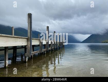 Holzsteg am Lake Rotoiti, St Anaud, Neuseeland Stockfoto