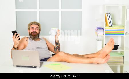 Investition in sich selbst. Cyber montag Verkauf. Alternative Büro freiberuflich. Home Working Online-Nutzung Internet. Freie Freizeit. Moderne Job-Lifestyle. Barfuß-Mann beim Film auf dem Laptop-Bildschirm zu Hause. Stockfoto