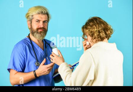Arzt kommunizieren Frau. Medizinische Behandlung. Bietet effektive Heilmittel. Symptome einer Virusinfektion. Verschreiben Sie Tests und Behandlung. Kranker Patient. Diagnosekonzept. Medizinische Hilfe. Anamnese. Stockfoto
