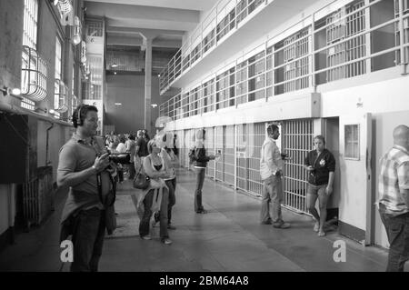 Zellen in Alcatraz San Francisco, USA Menschen, die in Zimmer gehen, Sträflingskäfte, Sträflingskäfte, die in schwarz-weißen historischen Zellen festgehalten werden Stockfoto