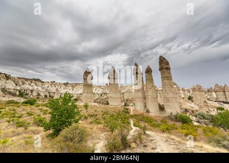 Erotische Landschaft und Felsentürme bei Göreme, Kappadokien, Anatolien, Türkei Stockfoto