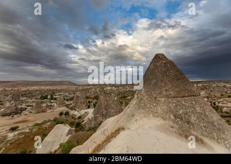 Erotische Landschaft und Felsentürme bei Göreme, Kappadokien, Anatolien, Türkei Stockfoto