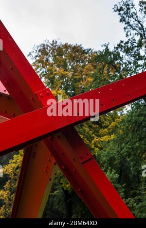 K-Stück, 1972, von Mark di Suvero, im Skulpturengarten des Kröller-Müller Museums, Otterlo, Gelderland, Niederlande Stockfoto