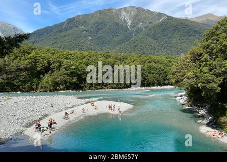 Klare, türkisblaue Pools im Makarora River im Mount Aspiring National Park, Neuseeland Stockfoto