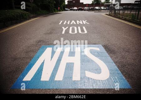 Danke NHS Schild auf der Straßenoberfläche Eingang zu einem Krankenhaus Parkplatz in Hereford UK während der Coronavirus-Krise gemalt Stockfoto