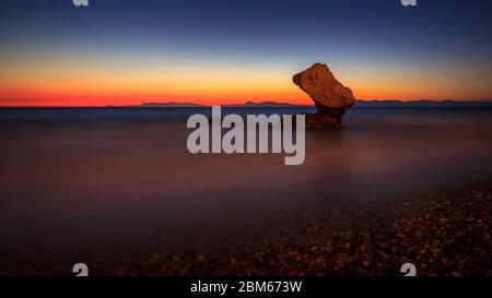 Langzeitbelichtung Photograhy an der felsigen Kato Petres Beach Landschaft in der Dämmerung in Rhodos Stockfoto