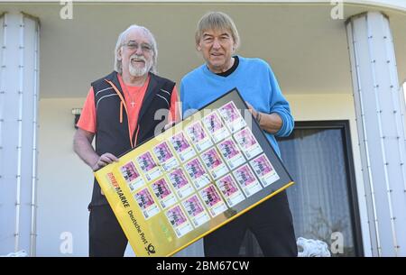 Ungarn, Deutschland. Mai 2020. Die Brüder Bernd (r) und Karl-Heinz Ulrich, 'die Amigos', präsentieren einen Bilderrahmen mit überdimensionalen Kopien der ihnen gewidmeten Briefmarken. Die Deutsche Post widmet dem hessischen Pop-Duo anlässlich ihres 50. Bühnenjubiläums eine Briefmarke. Demnach wurden 1000 Marken im Wert von je 80 Cent produziert, die aber nicht zum Verkauf stehen. Kredit: Arne Dedert/dpa/Alamy Live News Stockfoto