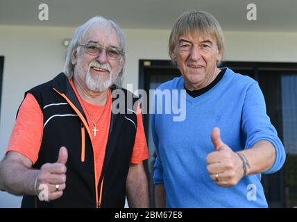 Ungarn, Deutschland. Mai 2020. Die Brüder Bernd (r) und Karl-Heinz Ulrich, 'die Amigos', stehen zusammen im Garten von Bernd Ulrichs Haus. Die Deutsche Post widmet dem hessischen Pop-Duo anlässlich ihres 50. Bühnenjubiläums eine Briefmarke. Demnach wurden 1000 Marken im Wert von je 80 Cent produziert, die aber nicht zum Verkauf stehen. Kredit: Arne Dedert/dpa/Alamy Live News Stockfoto