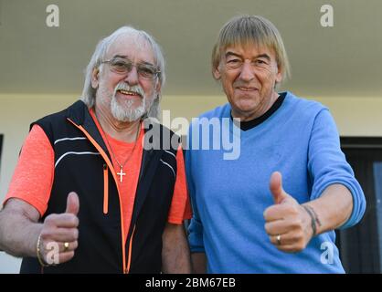 Ungarn, Deutschland. Mai 2020. Die Brüder Bernd (r) und Karl-Heinz Ulrich, 'die Amigos', stehen zusammen im Garten von Bernd Ulrichs Haus. Die Deutsche Post widmet dem hessischen Pop-Duo anlässlich ihres 50. Bühnenjubiläums eine Briefmarke. Demnach wurden 1000 Marken im Wert von je 80 Cent produziert, die aber nicht zum Verkauf stehen. Kredit: Arne Dedert/dpa/Alamy Live News Stockfoto