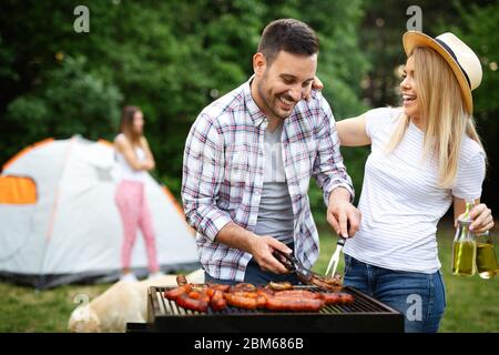 Eine Gruppe von Freunden, Grill in der Natur. Das Essen und die gemeinsame Nutzung positiver Emotionen Stockfoto