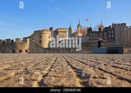Low-Angle-Arty-Aufnahme des Tower of London, London Stockfoto
