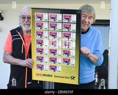 Ungarn, Deutschland. Mai 2020. Die Brüder Bernd (r) und Karl-Heinz Ulrich, 'die Amigos', präsentieren einen Bilderrahmen mit überdimensionalen Kopien der ihnen gewidmeten Briefmarken. Die Deutsche Post widmet dem hessischen Pop-Duo anlässlich ihres 50. Bühnenjubiläums eine Briefmarke. Demnach wurden 1000 Marken im Wert von je 80 Cent produziert, die aber nicht zum Verkauf stehen. Kredit: Arne Dedert/dpa/Alamy Live News Stockfoto