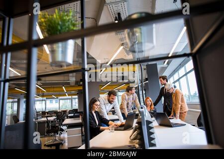 Gruppe von Menschen, die in der Moderne Büro Stockfoto